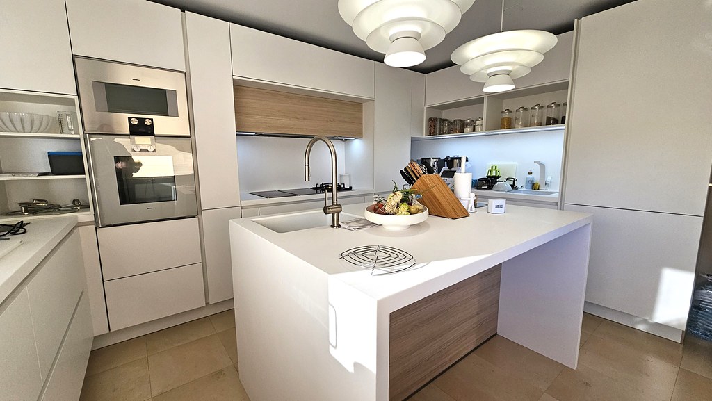 Muebles de cocina en laca mate y madera de roble