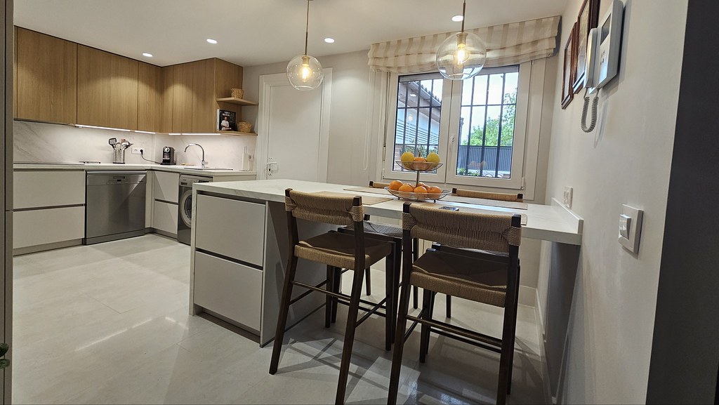 Muebles de cocina en laca mate y madera de roble fino